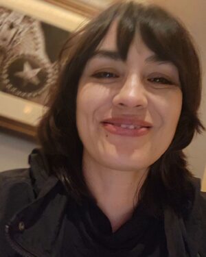 Shannyn Sossamon Instagram - The Polaroids w Cutie Patooties Tour continues 🧸

Thank you, @houstonhorrorfilmfest (Tony ❤️ Justin), for the sweetness and the laughs. To the ones who gave loving gifts , handmade earrings and a painting of Frankie and I 🥲 . And to a patient one named Brad for running my table the way I like - polaroids only, oldies music at all times, and some quiet to myself in-between the swells of lines. This experience is still new to me but so far an adventure rich in color and heart (and material for comedy for days!) But now I will collapse into my bed, into the silence. Please leave me be until further notice if you know what's good for you 😙🔪

#fanconventions #polaroids #idareyoutotryandwakemeup
