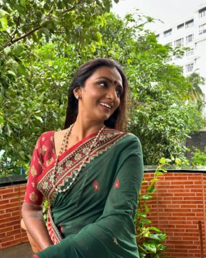 Shanti Priya Instagram - Moods💚♥️

📸:- @khushithapa.20 

{shanthipriya,shanthi priya.moods,green,rain,dance, climate,balcony,environment}

#nationalhandloomday2024 #nationalhandloomday