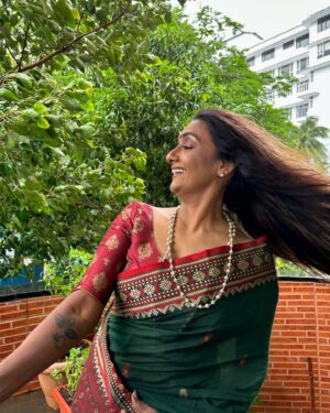 Shanti Priya Instagram - Moods💚♥️

📸:- @khushithapa.20 

{shanthipriya,shanthi priya.moods,green,rain,dance, climate,balcony,environment}

#nationalhandloomday2024 #nationalhandloomday