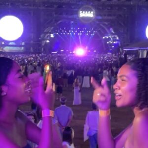 Sharam Diniz Instagram - Último show do verão @osoldacaparicafestival ☀️ 
Com a melhor companhia 3x❤️