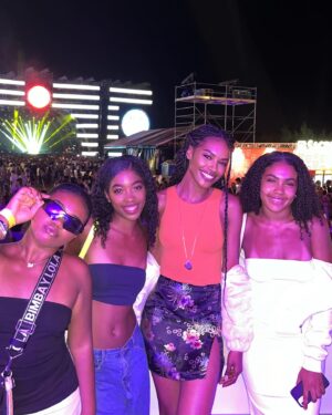 Sharam Diniz Instagram - Último show do verão @osoldacaparicafestival ☀️ 
Com a melhor companhia 3x❤️