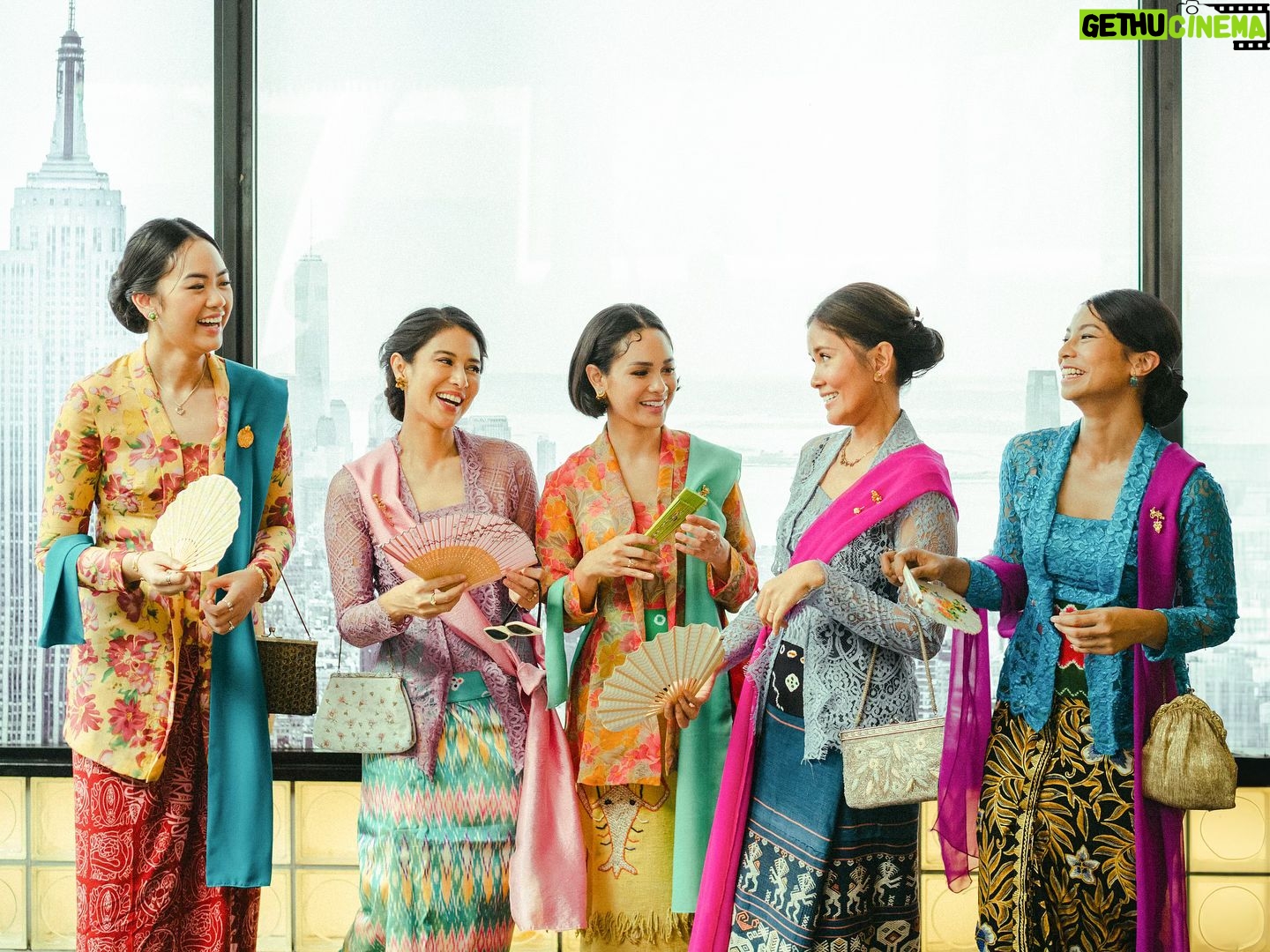 Shareefa Daanish - 13K Likes - Kebaya Indonesia itu lekat akan guyub perempuan. Karakternya beda-beda, pembawaannya beda-beda, kebayanya pun beda-beda. Tapi tetap nggak bisa dipungkiri, kebaya selalu membuat perempuan percaya diri 🫶🏻
Selamat Hari Kebaya Nasional, teman-teman 🇮🇩💕 Pada pake kebaya apa nii dari kemarin?
📸: @davylinggar
🪄: @chitras