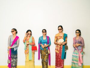 Shareefa Daanish Instagram - Kebaya Indonesia itu lekat akan guyub perempuan. Karakternya beda-beda, pembawaannya beda-beda, kebayanya pun beda-beda. Tapi tetap nggak bisa dipungkiri, kebaya selalu membuat perempuan percaya diri 🫶🏻

Selamat Hari Kebaya Nasional, teman-teman 🇮🇩💕 Pada pake kebaya apa nii dari kemarin? 

📸: @davylinggar 
🪄: @chitras