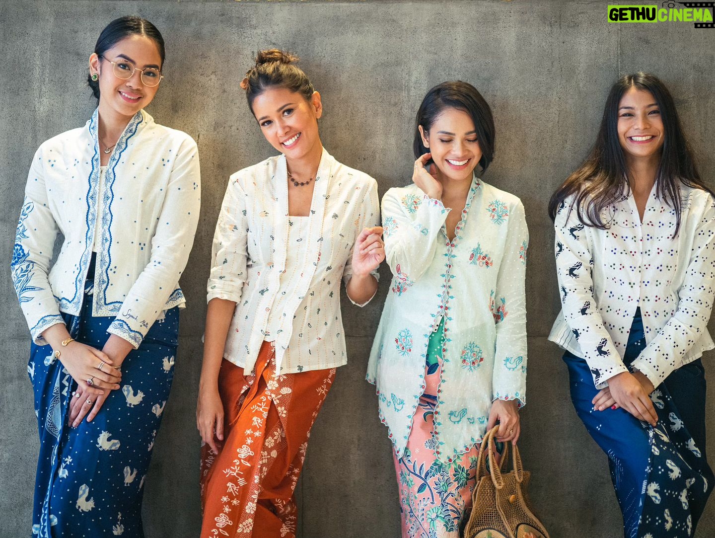 Shareefa Daanish - 13K Likes - Kebaya Indonesia itu lekat akan guyub perempuan. Karakternya beda-beda, pembawaannya beda-beda, kebayanya pun beda-beda. Tapi tetap nggak bisa dipungkiri, kebaya selalu membuat perempuan percaya diri 🫶🏻
Selamat Hari Kebaya Nasional, teman-teman 🇮🇩💕 Pada pake kebaya apa nii dari kemarin?
📸: @davylinggar
🪄: @chitras
