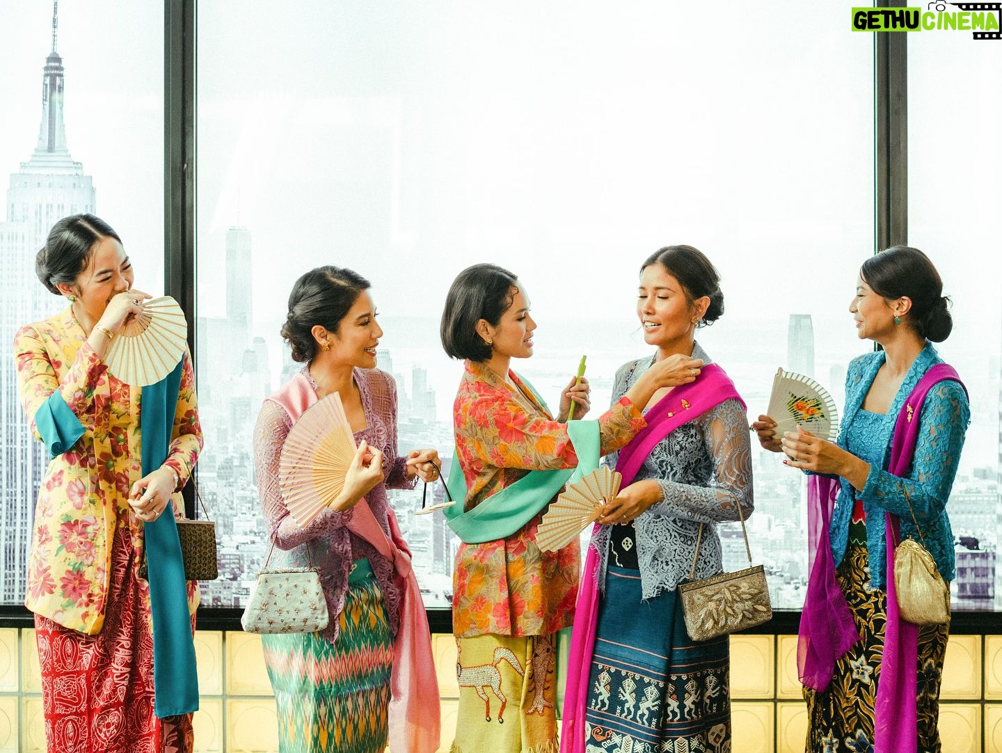Shareefa Daanish - 13K Likes - Kebaya Indonesia itu lekat akan guyub perempuan. Karakternya beda-beda, pembawaannya beda-beda, kebayanya pun beda-beda. Tapi tetap nggak bisa dipungkiri, kebaya selalu membuat perempuan percaya diri 🫶🏻
Selamat Hari Kebaya Nasional, teman-teman 🇮🇩💕 Pada pake kebaya apa nii dari kemarin?
📸: @davylinggar
🪄: @chitras