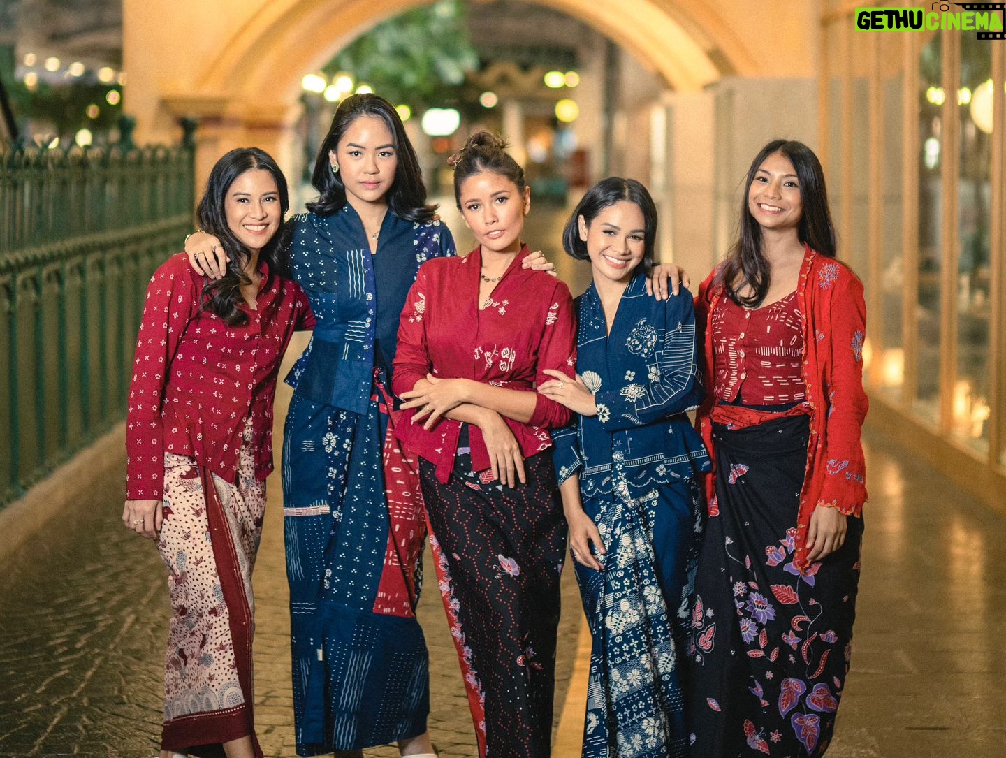 Shareefa Daanish - 13K Likes - Kebaya Indonesia itu lekat akan guyub perempuan. Karakternya beda-beda, pembawaannya beda-beda, kebayanya pun beda-beda. Tapi tetap nggak bisa dipungkiri, kebaya selalu membuat perempuan percaya diri 🫶🏻
Selamat Hari Kebaya Nasional, teman-teman 🇮🇩💕 Pada pake kebaya apa nii dari kemarin?
📸: @davylinggar
🪄: @chitras