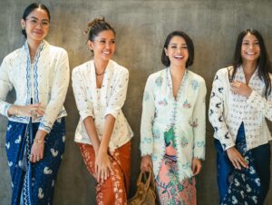Shareefa Daanish Instagram - Kebaya Indonesia itu lekat akan guyub perempuan. Karakternya beda-beda, pembawaannya beda-beda, kebayanya pun beda-beda. Tapi tetap nggak bisa dipungkiri, kebaya selalu membuat perempuan percaya diri 🫶🏻

Selamat Hari Kebaya Nasional, teman-teman 🇮🇩💕 Pada pake kebaya apa nii dari kemarin? 

📸: @davylinggar 
🪄: @chitras