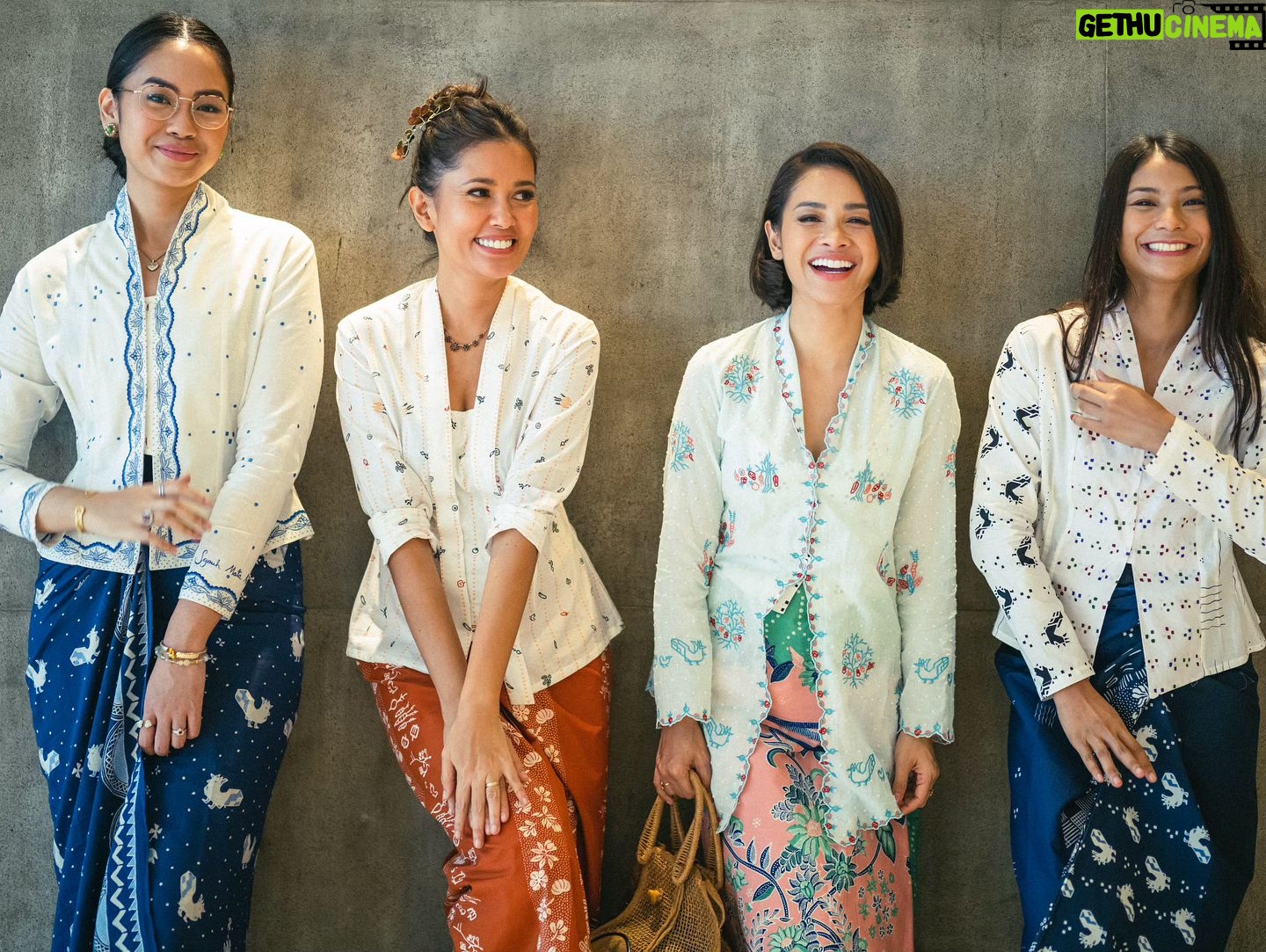 Shareefa Daanish - 13K Likes - Kebaya Indonesia itu lekat akan guyub perempuan. Karakternya beda-beda, pembawaannya beda-beda, kebayanya pun beda-beda. Tapi tetap nggak bisa dipungkiri, kebaya selalu membuat perempuan percaya diri 🫶🏻
Selamat Hari Kebaya Nasional, teman-teman 🇮🇩💕 Pada pake kebaya apa nii dari kemarin?
📸: @davylinggar
🪄: @chitras