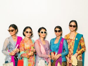 Shareefa Daanish Instagram - Kebaya Indonesia itu lekat akan guyub perempuan. Karakternya beda-beda, pembawaannya beda-beda, kebayanya pun beda-beda. Tapi tetap nggak bisa dipungkiri, kebaya selalu membuat perempuan percaya diri 🫶🏻

Selamat Hari Kebaya Nasional, teman-teman 🇮🇩💕 Pada pake kebaya apa nii dari kemarin? 

📸: @davylinggar 
🪄: @chitras