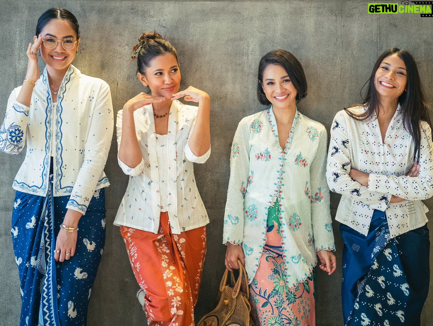 Shareefa Daanish - 13K Likes - Kebaya Indonesia itu lekat akan guyub perempuan. Karakternya beda-beda, pembawaannya beda-beda, kebayanya pun beda-beda. Tapi tetap nggak bisa dipungkiri, kebaya selalu membuat perempuan percaya diri 🫶🏻
Selamat Hari Kebaya Nasional, teman-teman 🇮🇩💕 Pada pake kebaya apa nii dari kemarin?
📸: @davylinggar
🪄: @chitras