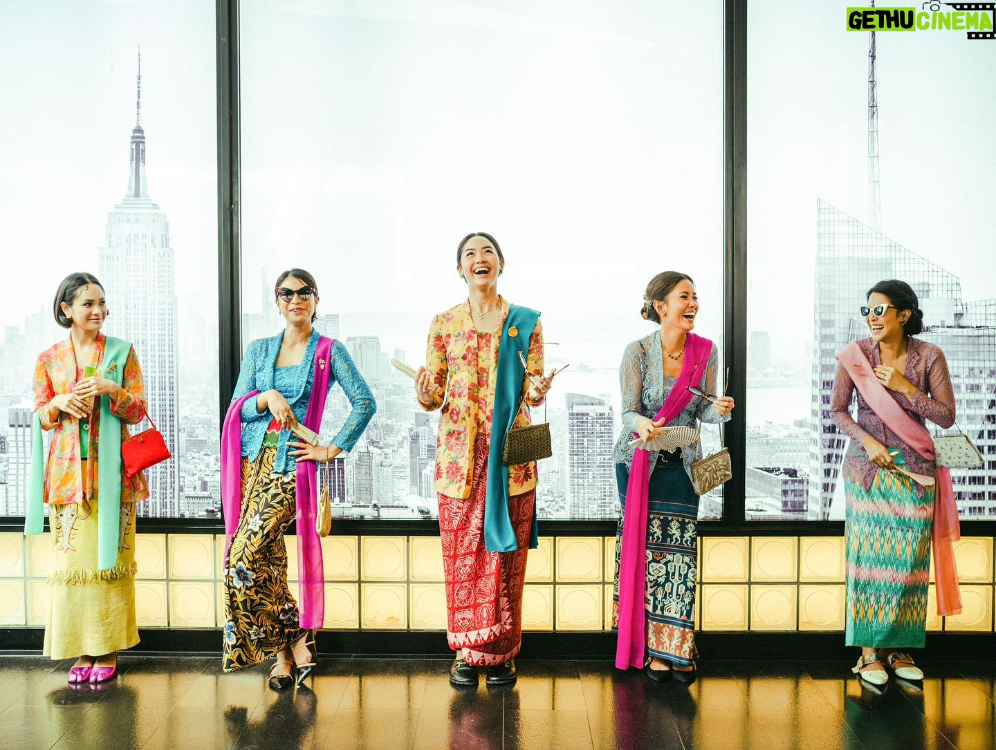 Shareefa Daanish - 13K Likes - Kebaya Indonesia itu lekat akan guyub perempuan. Karakternya beda-beda, pembawaannya beda-beda, kebayanya pun beda-beda. Tapi tetap nggak bisa dipungkiri, kebaya selalu membuat perempuan percaya diri 🫶🏻
Selamat Hari Kebaya Nasional, teman-teman 🇮🇩💕 Pada pake kebaya apa nii dari kemarin?
📸: @davylinggar
🪄: @chitras