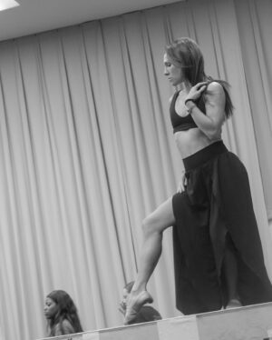 Sharna Burgess Instagram - Esther in process 🤍

Getting to dance AND act is a dream 🙏🏻

This whole team, this whole cast, this whole experience… 👩🏼‍🍳💋