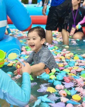 Sharon Chan Man-Chi Instagram - 兩兄妹一齊放暑假👏
今次我哋帶埋子樂同Jaco
去愉景灣吃喝玩樂
佢哋開心到唔捨得走😍
@joelshanchung 
@jaco_chan_aj 
@chiloklui 

Special Thanks 🙌
@aubergedbay 
@visitdiscoverybay 
@epiclandhk 
@kiztopiahk 
@joo.db.hk 
@olivioandco_hk 
@onadbhk 
#splashtopia 
#愉景灣彈游夏日嘉年華
#kiztopia