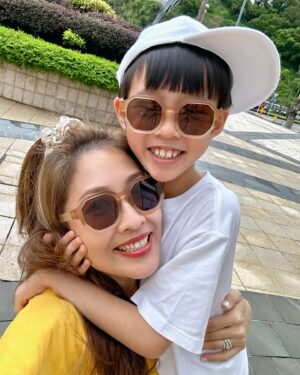 Sharon Chan Man-Chi Instagram - 兩兄妹一齊放暑假👏
今次我哋帶埋子樂同Jaco
去愉景灣吃喝玩樂
佢哋開心到唔捨得走😍
@joelshanchung 
@jaco_chan_aj 
@chiloklui 

Special Thanks 🙌
@aubergedbay 
@visitdiscoverybay 
@epiclandhk 
@kiztopiahk 
@joo.db.hk 
@olivioandco_hk 
@onadbhk 
#splashtopia 
#愉景灣彈游夏日嘉年華
#kiztopia