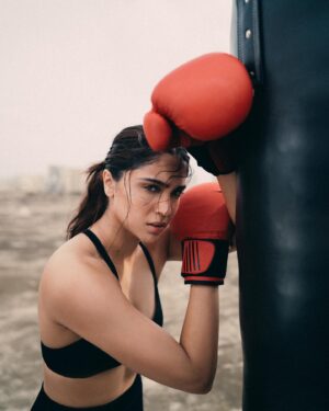 Sharvari Wagh Instagram - BEAST MODE on for Vedaa! ⚠️☠️🥊 

Took up boxing to become Vedaa... Now I am ready to pack a punch or be strong enough to take a brutal beating 💪 
#Vedaa coming to a theatre near you on August 15th