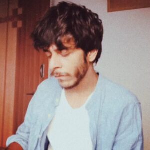 Shashank Arora Instagram - All film shoots in the world have stopped. Iss video mein main apne dost ke kapde teh kar raha hoon.