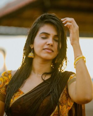 Shathiga Instagram - நீ வரும் போது…💛 
.
Shot by @rudran_praveen 
.
#shathiga#actor#tamil#ethnic#traditional#halfsaree#yellow#chennai