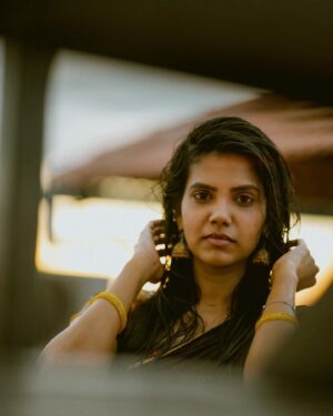 Shathiga Instagram - நீ வரும் போது…💛 
.
Shot by @rudran_praveen 
.
#shathiga#actor#tamil#ethnic#traditional#halfsaree#yellow#chennai