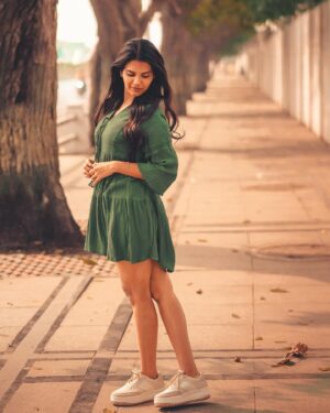 Shathiga Instagram - Casual ah knjm kadhal💚 
.
📸 @mk_portraitz 
.
#shathiga#actor#tamil#chennai