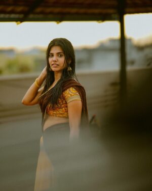 Shathiga Instagram - சார பாத்து பேசும்போது………🙈✨
.
Shot by @rudran_praveen 
.

.
#shathiga#actor#tamil#ethnic#traditional#yellow#yellove#halfsaree#wetlook#casual#rain#photoshoot#photography#potraitphotography#chennai