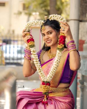 Shathiga Instagram - மாலை டும் டும்🙈✨
.
Shot by @swetha22_photography 
M&H @anitasmakeupartistry 
Hairdo @dhanusha_makeup_artist 
Outfit @blush_rental_costume28 
Jewellery @blush_bridal_jwellery28 
.
#shathiga#actor#tamil#traditional#ethnic#saree#sareelove#pink#purple#chennai