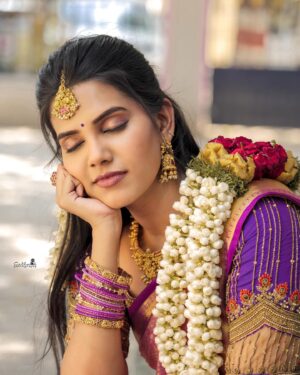 Shathiga Instagram - மாலை டும் டும்🙈✨
.
Shot by @swetha22_photography 
M&H @anitasmakeupartistry 
Hairdo @dhanusha_makeup_artist 
Outfit @blush_rental_costume28 
Jewellery @blush_bridal_jwellery28 
.
#shathiga#actor#tamil#traditional#ethnic#saree#sareelove#pink#purple#chennai