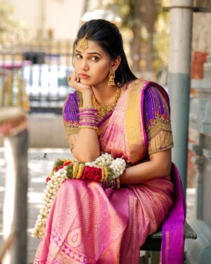 Shathiga Instagram - மாலை டும் டும்🙈✨
.
Shot by @swetha22_photography 
M&H @anitasmakeupartistry 
Hairdo @dhanusha_makeup_artist 
Outfit @blush_rental_costume28 
Jewellery @blush_bridal_jwellery28 
.
#shathiga#actor#tamil#traditional#ethnic#saree#sareelove#pink#purple#chennai