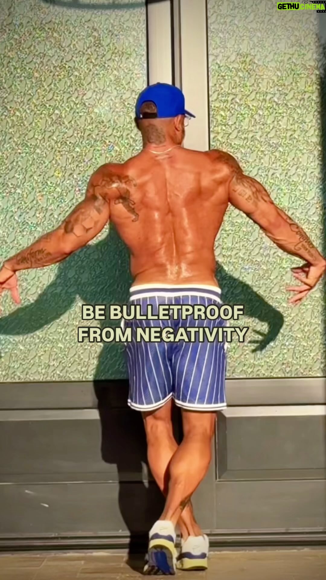 Shaun T - 5.3K Likes - Don’t let negative people put a damper on your day! Shine ✨ brighter and you will be bulletproof from the BS! #positivity #love
DC @rozette_makka
