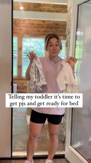 Shawn Johnson Instagram - Getting toddlers into pajamas is an Olympic sport. 😂 

#family #reels #kids #toddlers #marriage #moms 
@thedailynatalie
