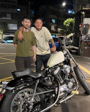 Shawn Yue Instagram - 真的很感謝家豪不眠不休的幫我趕工
還有俊辰的手工椅墊
雖然你說這是你第一台改的哈利
但我真的覺得你很有天份，我非常喜歡。
我知道你一定很累，我短期內都不會打擾你了😄
@g.d.custom_tw
@hoffmanbygone.seat