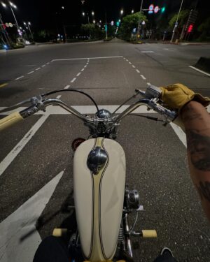 Shawn Yue Instagram - 真的很感謝家豪不眠不休的幫我趕工
還有俊辰的手工椅墊
雖然你說這是你第一台改的哈利
但我真的覺得你很有天份，我非常喜歡。
我知道你一定很累，我短期內都不會打擾你了😄
@g.d.custom_tw
@hoffmanbygone.seat