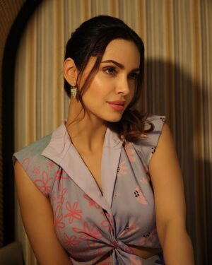 Shazahn Padamsee Instagram - 💜 @timesofindia 

Styled by @akanksha_kawedia 
HMU @teammakeupbymausam 

#TimesRealEstateIcons