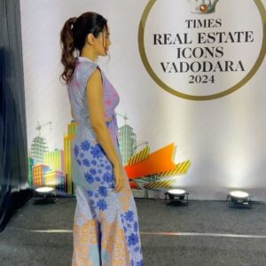 Shazahn Padamsee Instagram - 💜 @timesofindia 

Styled by @akanksha_kawedia 
HMU @teammakeupbymausam 

#TimesRealEstateIcons