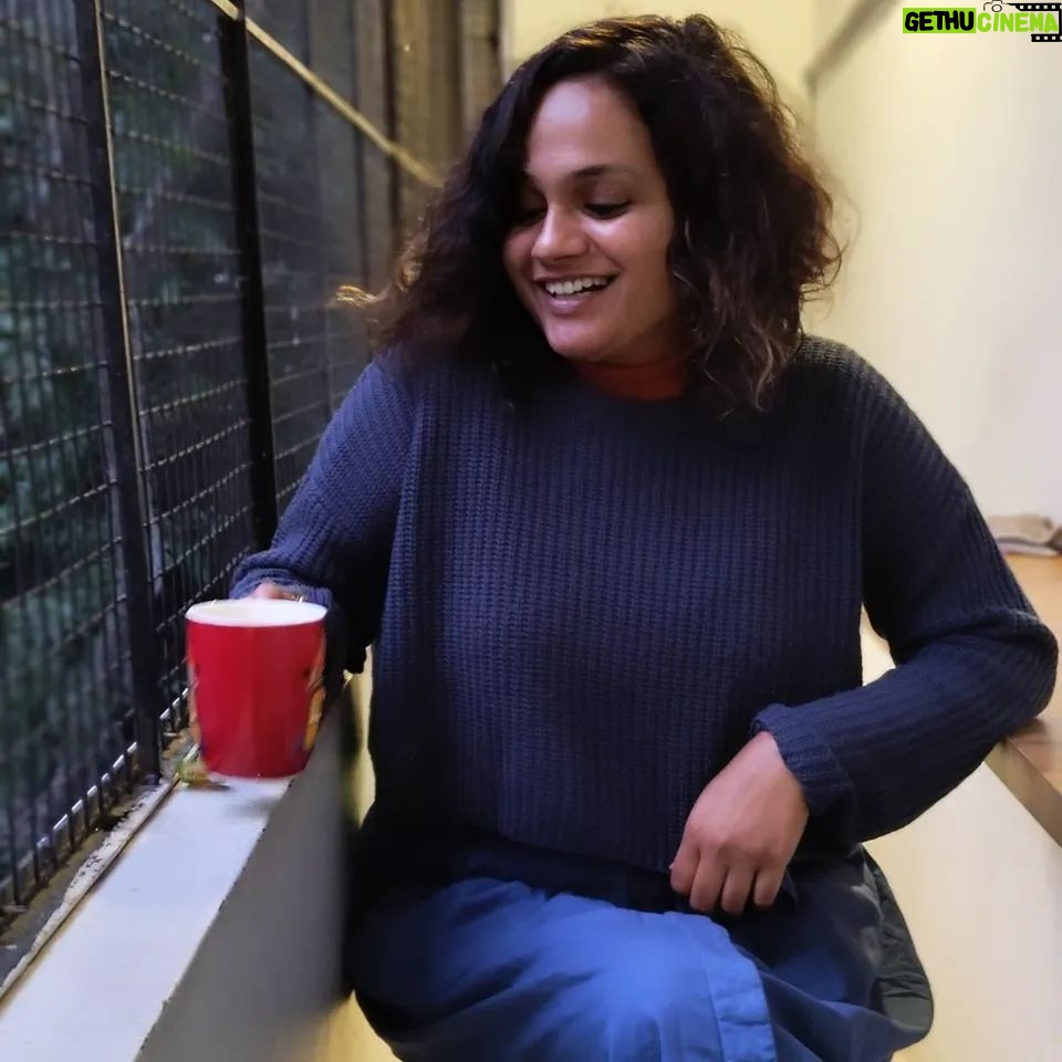 Sheetal Shetty - 5.6K Likes - ಮತ್ತೊಂದು ಸಂಜೆಗೆ ಪರದೆ ಬಿತ್ತು
ನಾಳೆ ಹೇಗೋ ಯಾರಿಗ್ ಗೊತ್ತು
ಈ ಹೊತ್ತಿನ ನಿಜವಷ್ಟೇ ನನ್ನ ಸ್ವತ್ತು:)
ನಿಮಗಿದೆಲ್ಲ ಗೊತ್ತು ಅಂತ ನಂಗೂ ಗೊತ್ತು
ಇದ್ರೆ ಪುರ್ಸೊತ್ತು
ಬನ್ನಿ ಚಾ ಕುಡಿಯೋಣ ವಿಥ್ ಬಿಸ್ಕತ್ತು...😄😄