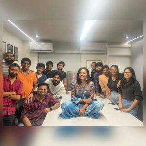Sheetal Shetty Instagram - It’s a cool breeze, and fun freeze with these people around 🤩 

#meetsatwork #sheetales
Miss you @_parashara_
