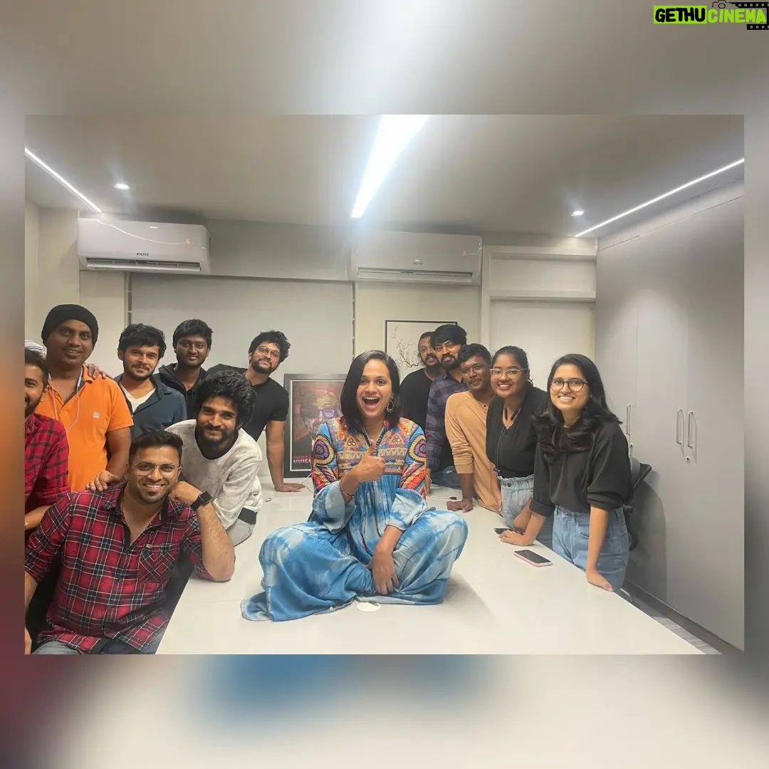 Sheetal Shetty - 4.1K Likes - It’s a cool breeze, and fun freeze with these people around 🤩
#meetsatwork #sheetales
Miss you @_parashara_