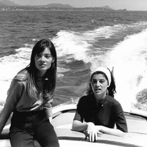 Sheila Instagram - #repost jeanmarieperierofficial 
Françoise et Sheila en balade en bateau sur le Méditerranée en 1965.
Je ne sais pas qui a pris les photos, mais je le félicite car c’est très rare de voir la Grande aussi détendue.
C’est grâce à Sheilita, car les gens aptes au bonheur qui savent le transmettre c’est extrêmement rare. Il faut dire qu’elle en bavait pas mal à l’époque avec son producteur et ses sbires qui l’empêchaient d’être tranquille ne serait-ce que deux minutes. Quant à Françoise ce devait être ma faute, j’étais sûrement en voyage ou en tournée quelque part...
Alors je te remercie ma belle d’avoir offert ce moment de détente, de douceur et de plaisir à celle qui fut mon amie pour toujours.
Tu ne l’es pas moins. #sheila #françoisehardy #friends #singers #talent #sea #holidays #sun #happiness #france #sheila1964 #sheila1965