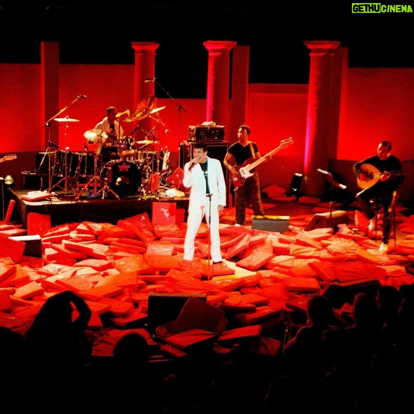 Sheila - 1.4K Likes - #Repost @festivalderamatuelle
・・・
En 1999, Faudel (photo 4), surnommé « le petit prince du raï », a illuminé le Festival de Ramatuelle avec sa présence. Ce chanteur franco-algérien, connu pour sa voix envoûtante et ses mélodies ensoleillées, a enchanté le public du festival avec son style musical unique qui mêle raï traditionnel et influences contemporaines.
Sa performance en 1999 a été l’un des moments forts du festival cette année-là, attirant un large public et contribuant à la diversité musicale de l’événement. Faudel, avec des titres phares comme « Tellement N’brick » et « Mon Pays », a su captiver les spectateurs et apporter une touche de chaleur et de convivialité au festival.
Le passage de Faudel au Festival de Ramatuelle en 1999 reste gravé dans les mémoires comme un exemple de la manière dont le festival célèbre et intègre différentes cultures musicales, faisant de chaque édition une expérience riche et variée pour les amoureux de la musique et des arts.
N’hésitez pas à nous expliquer en commentaire comment vous avez vécus cette édition du festival !
#flashback #retourenimages #photo #festivalderamatuelle #annee1999 #nineties #spectacle #theatre #festival1999 #rai #faudel #sheila #sheila1999