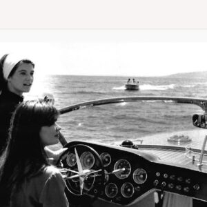 Sheila Instagram - #repost jeanmarieperierofficial 
Françoise et Sheila en balade en bateau sur le Méditerranée en 1965.
Je ne sais pas qui a pris les photos, mais je le félicite car c’est très rare de voir la Grande aussi détendue.
C’est grâce à Sheilita, car les gens aptes au bonheur qui savent le transmettre c’est extrêmement rare. Il faut dire qu’elle en bavait pas mal à l’époque avec son producteur et ses sbires qui l’empêchaient d’être tranquille ne serait-ce que deux minutes. Quant à Françoise ce devait être ma faute, j’étais sûrement en voyage ou en tournée quelque part...
Alors je te remercie ma belle d’avoir offert ce moment de détente, de douceur et de plaisir à celle qui fut mon amie pour toujours.
Tu ne l’es pas moins. #sheila #françoisehardy #friends #singers #talent #sea #holidays #sun #happiness #france #sheila1964 #sheila1965
