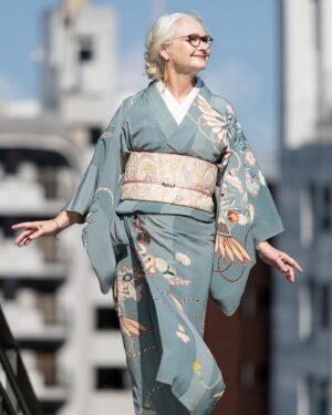 Sheila Cliffe Instagram - I love antique kimono. 古い着物は好き😊。　#japaneseculture #japanesefashion #japanesestyle #sotd #stylista #tokyofashion  #over60style #over60andfabulous #over60 #grayhair #kimonobijin #advancedstyle #きもの  #きものコーディネート #着物  #着物生活 #着物好き #着物でお出かけ  #趣着物 

Photo @makishimaderek