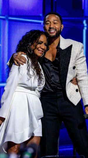 Sheila E. Instagram - I am humbled and grateful to perform last night for the DNC. Thank u for having me 🙏🏽💕🌹 @johnlegend 

#DemocraticNationalConvention #UnitedCenter #SheilaEDrummer