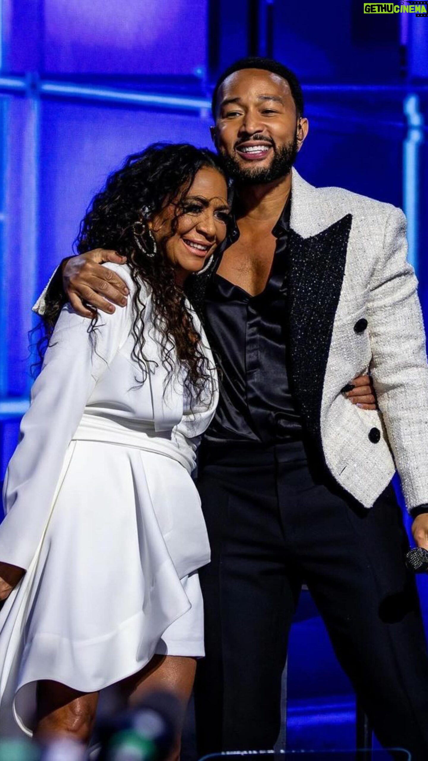 Sheila E. - 15.4K Likes - I am humbled and grateful to perform last night for the DNC. Thank u for having me 🙏🏽💕🌹 @johnlegend
#DemocraticNationalConvention #UnitedCenter #SheilaEDrummer