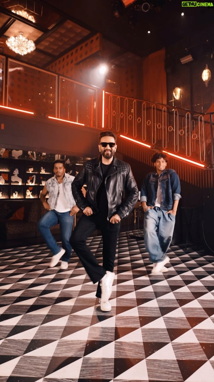 Shekhar Ravjiani - 1.6K Likes - ASAR TERA KAISA is yours now!!! 🪩🕺
@shekharravjiani @shilparao @priyasaraiyaofficial @rish_sharma @mixedbyhanish
@garuudaamusiic
Videographer - @adityabhansali_
Choreographer - @yasshkadamm
Make up - @thedianakhambatta
Stills - @visionarydictionary
Dancers
@shreya.maste
@sanskariaf
@aankitaguptaa
@dhruv_nalawade
@dance_with_roshan_
Location courtesy @lucylouallday
#sheykhar #shekharravjiani #asarterakaisa #garuudaamusiic #newmusic #reelsindia #dance #pop #disco