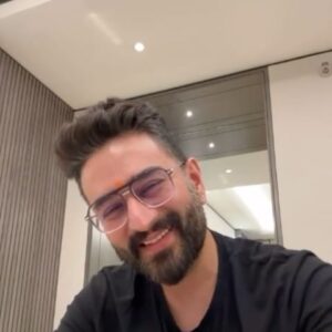 Shekhar Ravjiani Instagram - This song has been stuck in my head for the past few days. Just felt like singing a few lines for you guys. Drop me a ❤️ in the comments if you like it…

If I see a lot of ❤️s from you guys I’ll soon record a version and release it 😊

#saadgi #ustadnusratfatehalikhan 
And Big love to @zeeshanali.pk was inspiring me even more with his beautiful version. 🤗