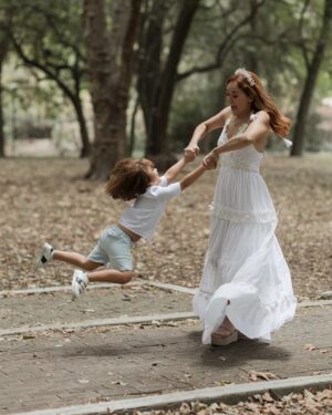 Sherlyn Instagram - Y si nos se nos olvidara que la vida es juego? Si no olvidaramos el estar presente en las risas, las miradas... el AMOR. ¿Como viviriamos si no olvidaramos que la madre- padre siempre está respaldanos y sosteniendonos?

📷 @florenciafranc0