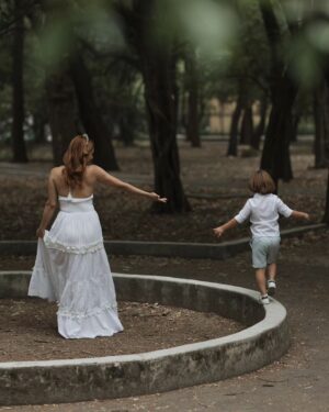 Sherlyn Instagram - Y si nos se nos olvidara que la vida es juego? Si no olvidaramos el estar presente en las risas, las miradas... el AMOR. ¿Como viviriamos si no olvidaramos que la madre- padre siempre está respaldanos y sosteniendonos?

📷 @florenciafranc0