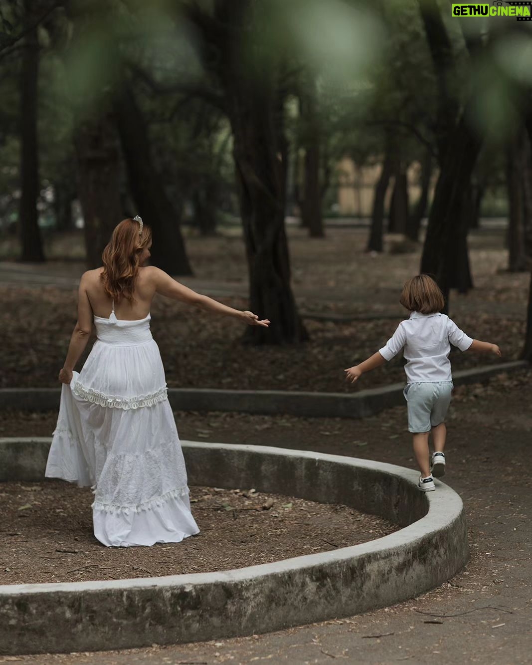 Sherlyn - 50.2K Likes - Y si nos se nos olvidara que la vida es juego? Si no olvidaramos el estar presente en las risas, las miradas... el AMOR. ¿Como viviriamos si no olvidaramos que la madre- padre siempre está respaldanos y sosteniendonos?
📷 @florenciafranc0