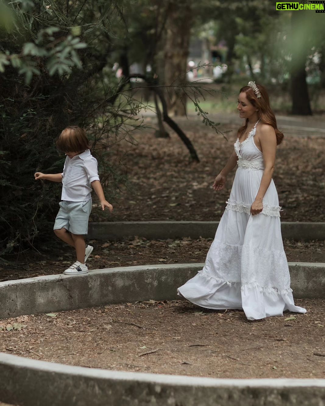 Sherlyn - 50.2K Likes - Y si nos se nos olvidara que la vida es juego? Si no olvidaramos el estar presente en las risas, las miradas... el AMOR. ¿Como viviriamos si no olvidaramos que la madre- padre siempre está respaldanos y sosteniendonos?
📷 @florenciafranc0