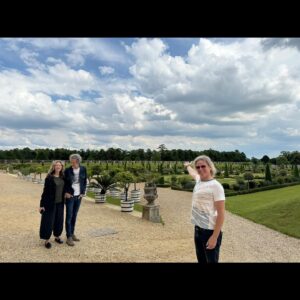 Sheryl Crow Instagram - Yesterday was so amazing! Playing Hampton Court Palace was surreal! King Henry’s palace rocked!! @hcpfestival 

Thank you, Sarah… my sister in breast cancer… for giving us a wonderful tour!