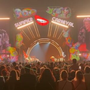 Sheryl Crow Instagram - Not kidding… this woman blew me away!! 🤯 Not only is @pink’s voice insane, and not only does she fly through the air WHILE she is singing, she makes everyone in the room feel seen and loved! ❤️ 

And there is not one thing about her that doesn’t ring true. What an amazing artist and woman!! Such an honor to play for her audience! ❤️🤯🙌🏻🔥🔥🔥